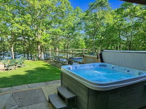 Relax in your private lakefront outdoor hot tub while soaking in the sun & view