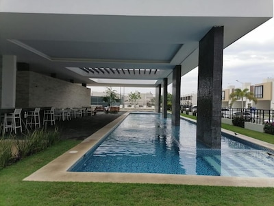 House with pool and gym access. Close to the beach