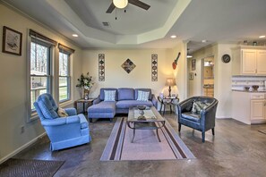 Living Room | Smart TV w/ Cable