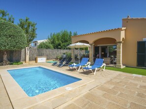 L'Eau, Propriété, Ciel, Plante, Bleu Azur, Piscine, Ombre, Chaise, Bâtiment, Herbe