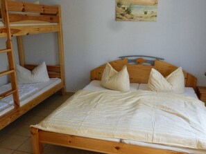 Schlafzimmer mit Doppel- und Etagenbett