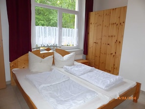 Doppelbett im Schlafzimmer