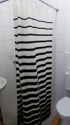 Badezimmer mit Dusche