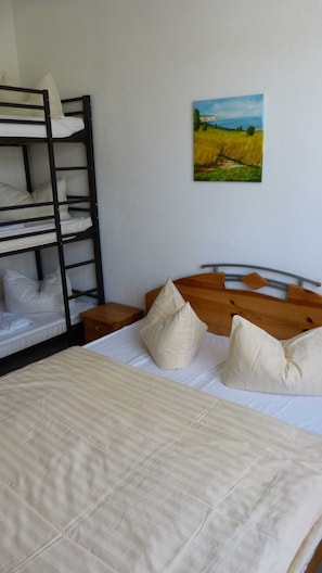 Schlafzimmer mit Doppel- und Etagenbett