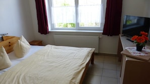 Schlafzimmer mit Doppelbett