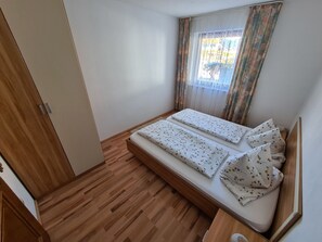 Wohnung für 2 bis 6 Pers., 100 qm, zwei sep. Schlafzimmer, Terrasse mit Bergblick-Schlafzimmer