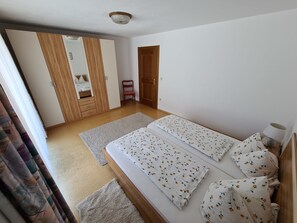 Wohnung für 2 bis 6 Pers., 100 qm, zwei sep. Schlafzimmer, Terrasse mit Bergblick-Schlafzimmer