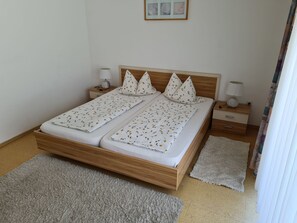 Wohnung für 2 bis 6 Pers., 100 qm, zwei sep. Schlafzimmer, Terrasse mit Bergblick-Schlafzimmer