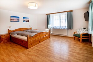 Schlafzimmer mit Doppelbett und SAT-TV