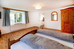 Schlafzimmer mit Doppelbett