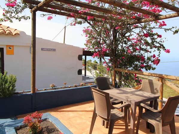 Pergola mit Bougainvillea