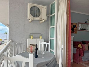 Überdachter, möblierter Balkon