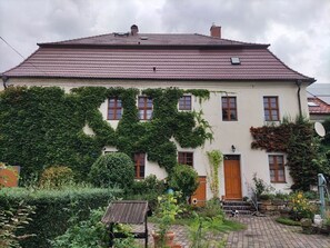 liebevoll gestalteter Innenhof