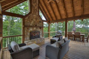 Deer Trails Cabin - Deck Lounge Area