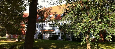 Landhaus Ostseeblick im Kägsdorfer Gutspark - Terrasse mit Garten