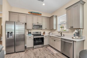 Spacious Kitchen of the cottage in Florida - Functional layout designed for efficient meal preparation - Integrated appliances for a seamless and stylish appearance - Stainless steel appliances - Open concept connecting the kitchen to the dining