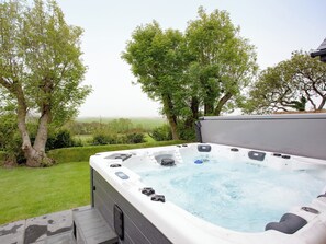 Hot tub | The Tawny - Mussel Inn Cottages, Down Thomas near Plymouth