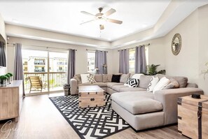 Spacious gathering space with room for everyone on the sectional sofa. 