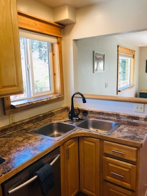 KITCHEN
COMPLETE WITH DISHWASHER