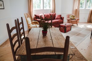 Insta-worthy farmhouse dining table