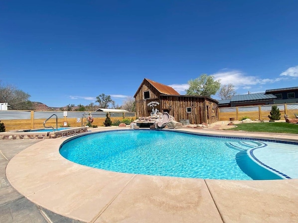 Kanab's magic awaits! Discover sunshine, relaxation, and luxurious comfort at Timber + Tin D, your stylish 2BR/2BA vacation rental. Escape the ordinary and enjoy resort-style living.
