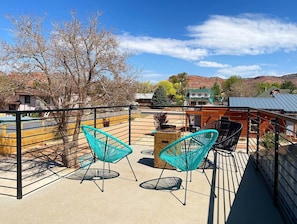 Each Timber + Tin unit boasts a private rooftop deck with stunning panoramic views – your own oasis in the sky.