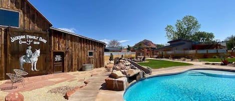 Where modern comfort meets Kanab charm! Timber + Tin G offers an unmatched 2BR/2BA vacation rental experience with resort-style amenities.