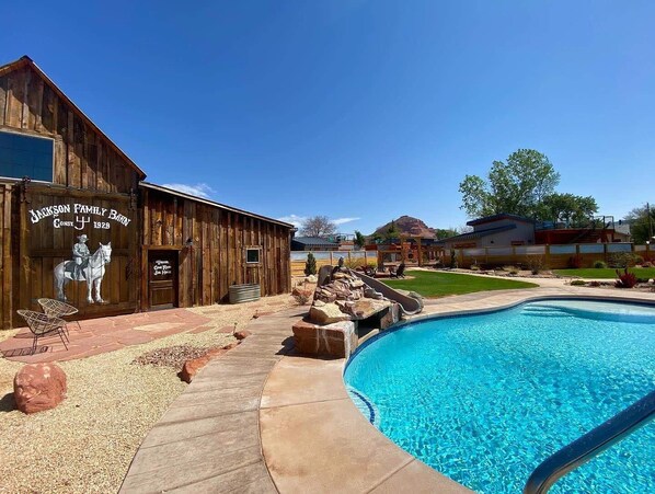 Kanab's modern rustic retreat! Discover Timber + Tin F, a 2BR/2BA resort-style vacation rental unlike any other.