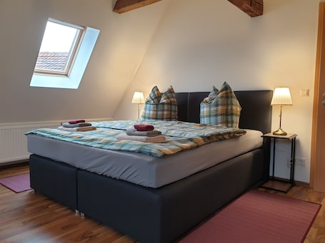 groĂes Schlafzimmer