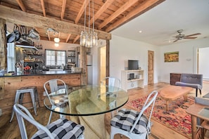 Breakfast Bar | Dining Table | 2-Story Property