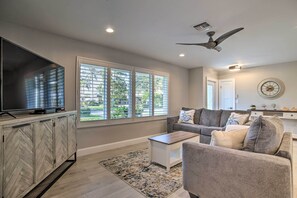 Living Room | Smart TV w/ Cable