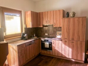 Brown, Countertop, Cabinetry, Property, Kitchen, Window, Kitchen Appliance, Wood, Drawer, Kitchen Stove