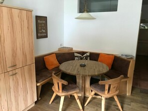 Tabelle, Möbel, Gebäude, Couch, Stuhl, Holz, Küche & Esszimmer Tisch, Komfort, Interior Design, Wohnzimmer