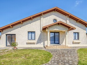 Sky, Plant, Property, Window, Land Lot, Building, Grass, Cottage, House