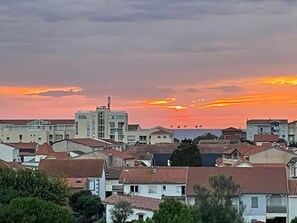 Nuage, Ciel, Atmosphère, Jour, Bâtiment, Fenêtre, Afterglow, Crépuscule, Arbre
