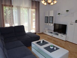 Couch, Furniture, Property, Table, Comfort, Lighting, Interior Design, Building, Living Room, Studio Couch