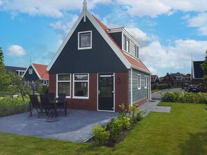 Cloud, Plant, Sky, Window, Building, House, Tree, Land Lot, Cottage, Residential Area