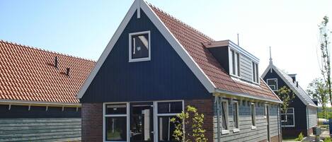 Sky, Plant, Property, Window, Tree, Building, Land Lot, Cottage, Siding, Residential Area