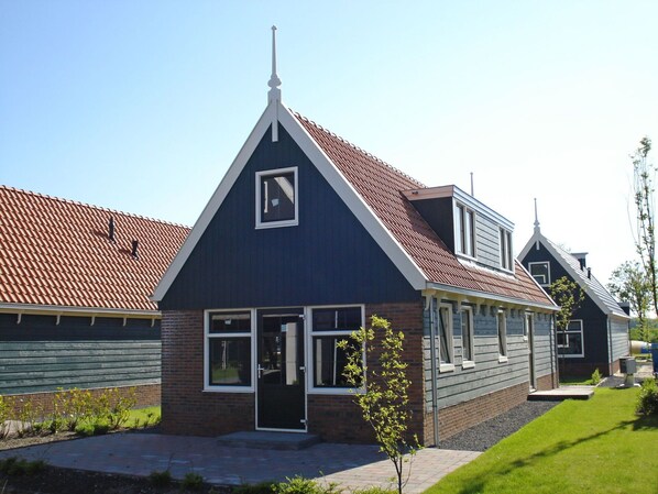 Sky, Plant, Property, Window, Tree, Building, Land Lot, Cottage, Siding, Residential Area
