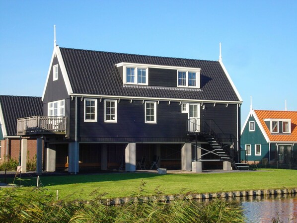 Sky, Plant, Building, Window, Property, Natural Landscape, Land Lot, House, Grass, Wood