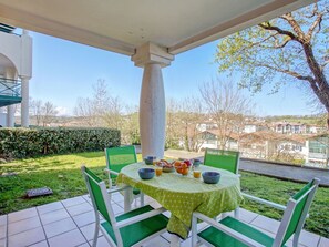 Plante, Ciel, Propriété, Jour, Meubles, Vert, La Nature, Bleu Azur, Arbre, Table
