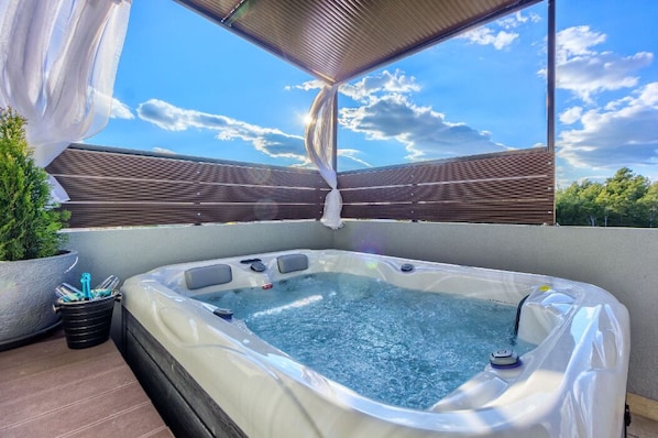 Outdoor spa tub