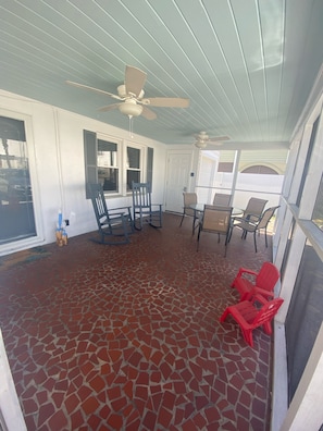 Front screened in porch with dining table, rocking chairs and two fans!