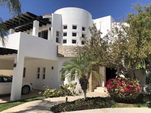 Beautiful 2700 sq ft villa with lovely yard entryway and parking