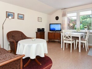 Wohnzimmer mit integriertem Küchenbereich