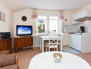 Wohnzimmer mit integriertem Küchenbereich