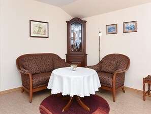 Wohnzimmer mit integriertem Küchenbereich
