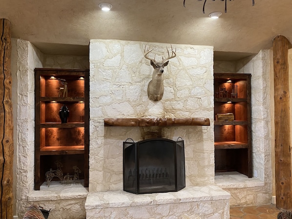Entry sitting area with limestone fire place.