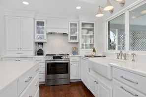 Gorgeous kitchen was fully renovated in 2020