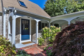Gorgeously renovated Chatham cottage with deeded access to Oyster Pond